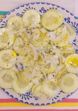 Una foto de Ensalada de pepinos y cebolla