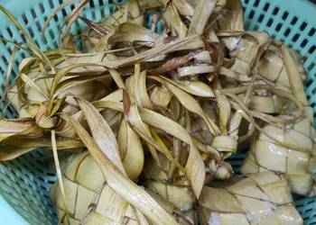 Siap Saji Ketupat Pulut Ketan Mantul Banget