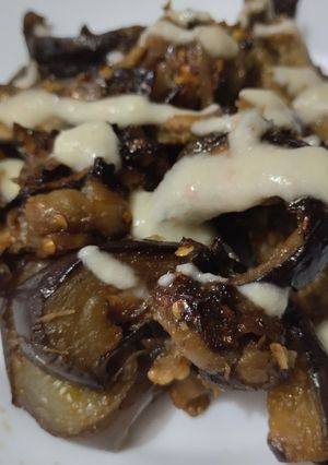 Una foto de Berenjenas🍆con cebolla🌰 caramelizada🥙 y ajo🍯🌯