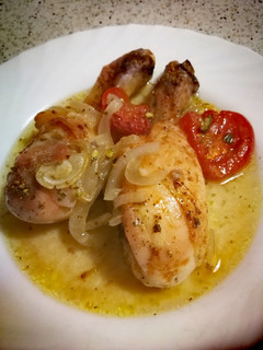 Una foto de Muslos de pollo al horno con hierbabuena y pistachos