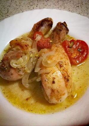 Una foto de Muslos de pollo al horno con hierbabuena y pistachos