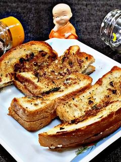 गार्लिक ब्रेड (Garlic Bread recipe in hindi) रेसिपी मुख्य फोटो