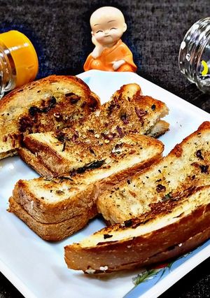 गार्लिक ब्रेड (Garlic Bread recipe in hindi) रेसिपी मुख्य फोटो