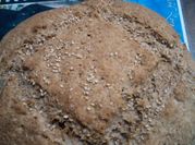 Una foto de pan de centeno sin masa madre