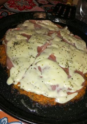 Una foto de Pizza de zanahoria con Jamón y Queso