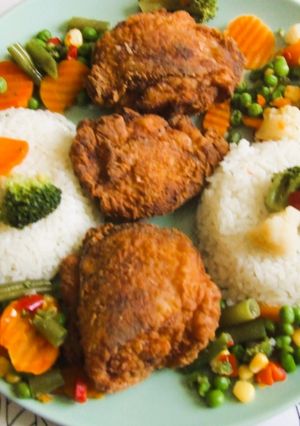 Fenséges csirkecombok párolt zöldség és rizs körettel recept fotója