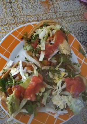 Una foto de Sope picado con pollo adobado