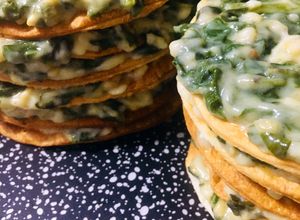 Una foto de 🥞ROGELITOS🥞RELLENOS CON 🥬ACELGA🥬 Y SALSA BLANCA CREMOSA SABOR 🧀QUESO🧀