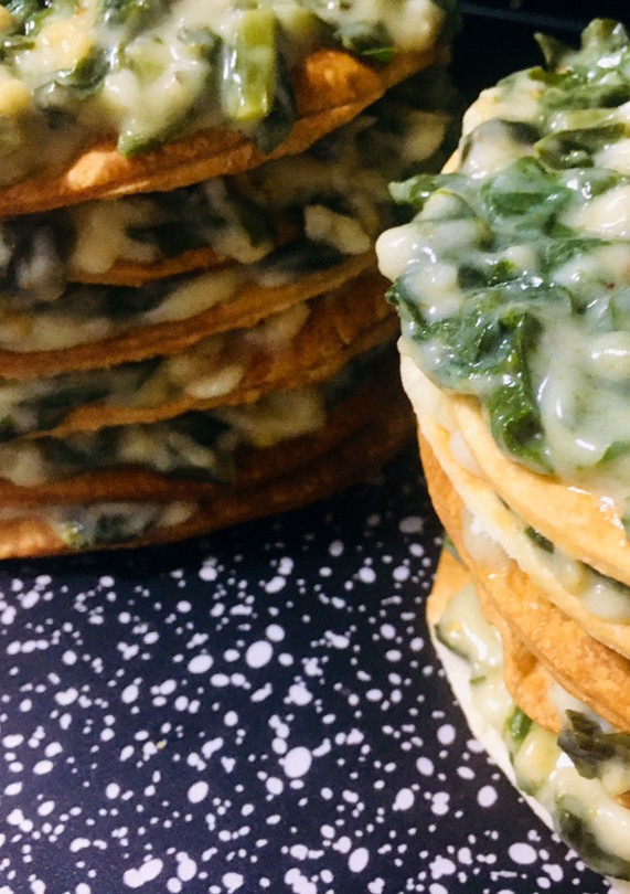Una foto de 🥞ROGELITOS🥞RELLENOS CON 🥬ACELGA🥬 Y SALSA BLANCA CREMOSA SABOR 🧀QUESO🧀