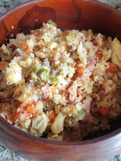 Una foto de Coliflor con bacon y vegetales