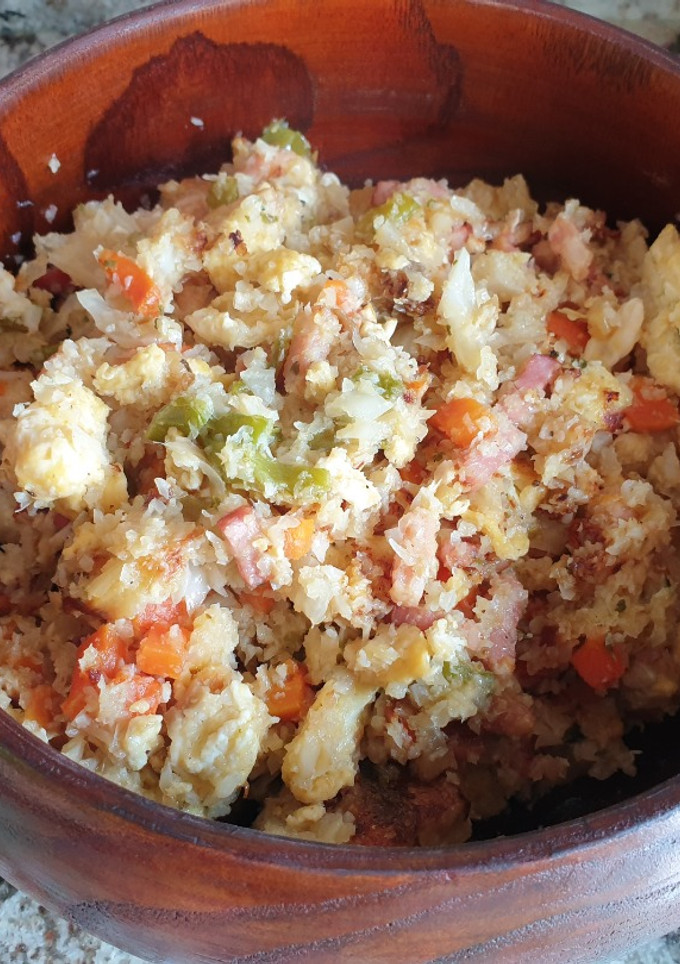 Una foto de Coliflor con bacon y vegetales