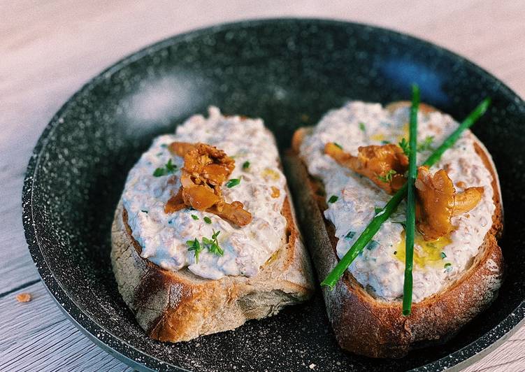 Chanterelle cream bruschetta�?