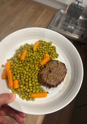 Une photo de Steak Haché avec Petits Pois et Carottes
