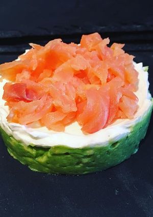 Une photo de Millefeuille saumon fumé et avocat