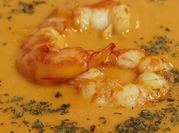 Una foto de crema de marisco