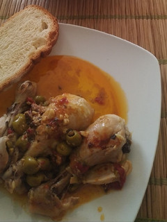 Una foto de Pollo en escabeche con aceitunas