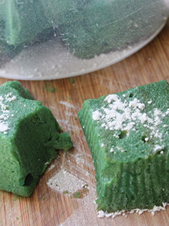 Una foto de Polvorones azules con huevo