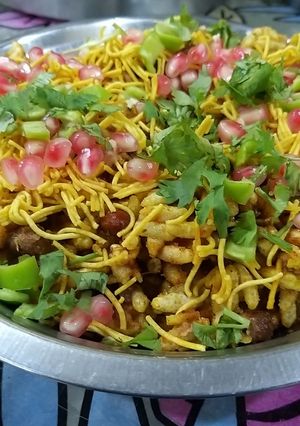 સ્ટ્રીટ સ્ટાઇલ ભેળ(bhel in Gujarati) રેસીપી મુખ્ય ફોટો