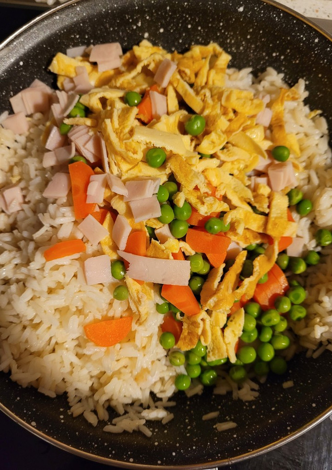 Una foto de Arroz tres delicias casero!!