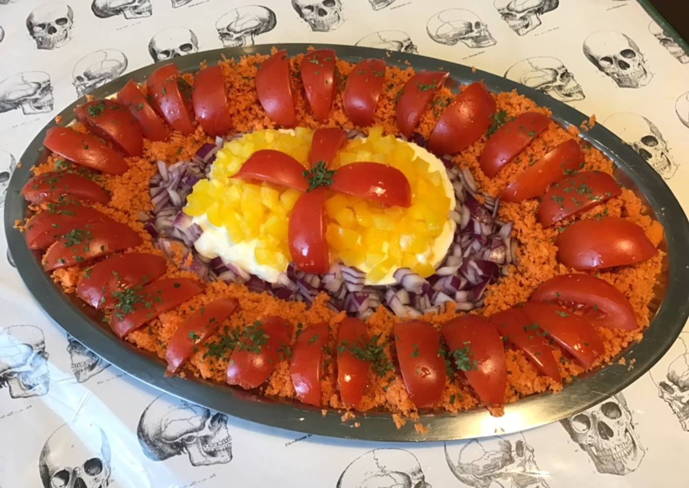 Salade de carottes, tomates, oignon rouge, poivron jaune et mozzarella di buffala