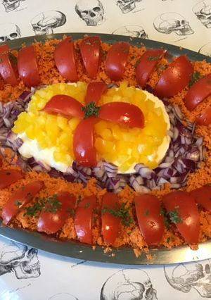 Une photo de Salade de carottes, tomates, oignon rouge, poivron jaune et mozzarella di buffala