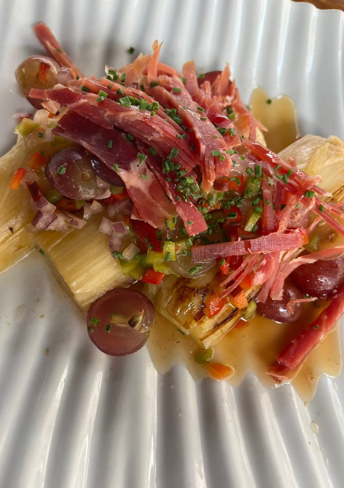 Una foto de Puerros con jamón