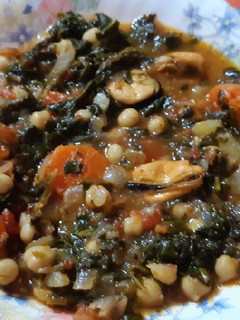 Una foto de Potaje de garbanzos con espinacas y mejillones