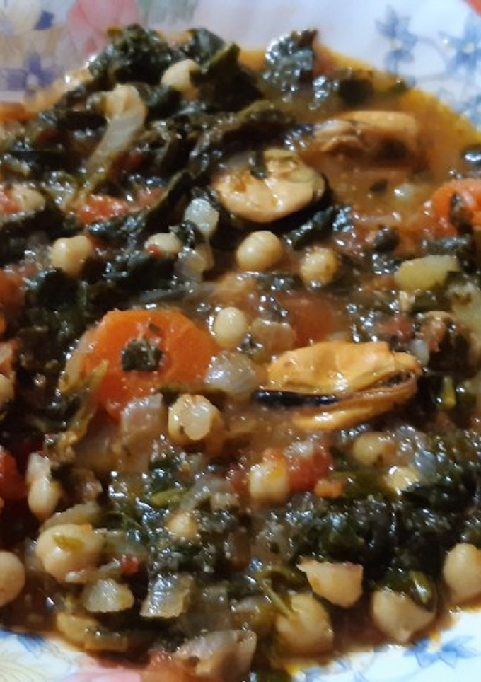 Una foto de Potaje de garbanzos con espinacas y mejillones
