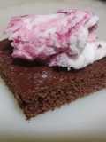 Brownie súper fácil, acompañado con una bocha de helado