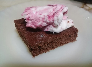 Una foto de Brownie súper fácil, acompañado con una bocha de helado