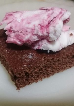 Una foto de Brownie súper fácil, acompañado con una bocha de helado