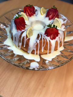 صورة لوصفة كيكة الليمون بحشوة التوت والفراولة 🍋🍓