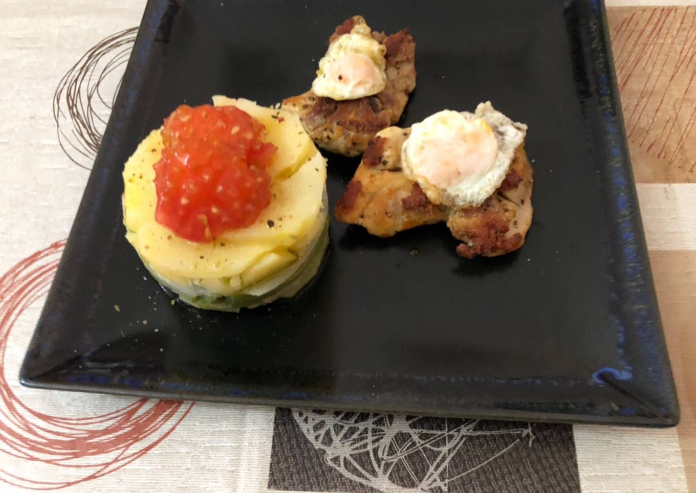Pollo a la plancha con timbal de judía verde cebolla y patata