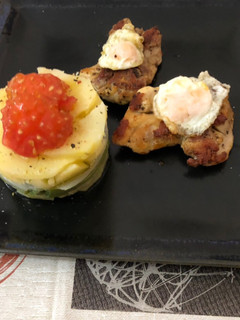 Una foto de Pollo a la plancha con timbal de judía verde cebolla y patata