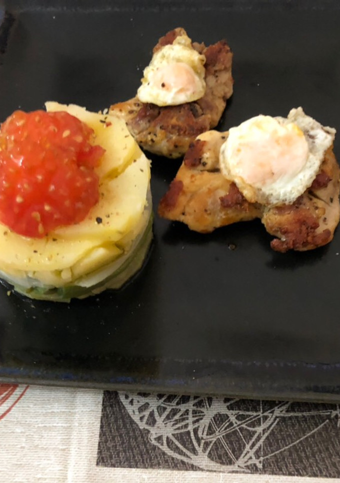 Una foto de Pollo a la plancha con timbal de judía verde cebolla y patata