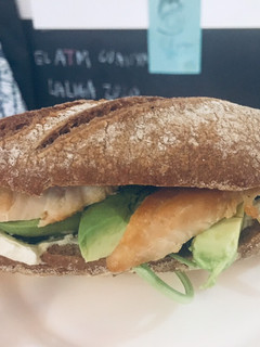 Una foto de Bocadillo de pollo con aguacate y queso de untar