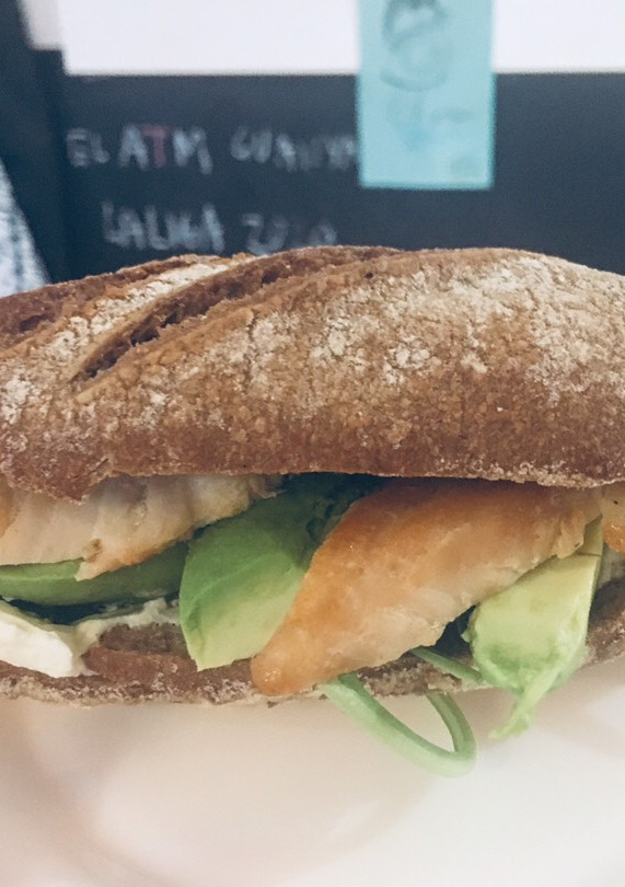 Una foto de Bocadillo de pollo con aguacate y queso de untar