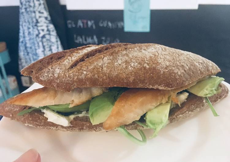 Bocadillo de pollo con aguacate y queso de untar