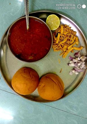 मिसळ पाव(misal paav recipe in marathi) रेसिपी चे मुख्य फोटो 