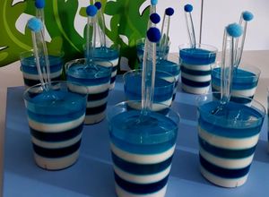 Una foto de Fiesta con "Gelatina Azul de Frozen"