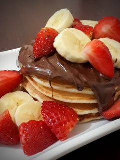 صورة لوصفة بان كيك مع الشوكولاتة والفاكهة pancake