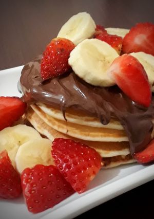 صورة لوصفة بان كيك مع الشوكولاتة والفاكهة pancake
