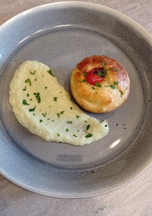 Foto di Tortino di merluzzo e broccolo romanesco, su vellutata di broccolo romanesco