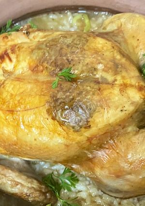 صورة لوصفة الفراخ محشيه كبد وفريك وتحتها رز بالشوربه