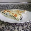 Pizza de alcachofas, espinacas y queso