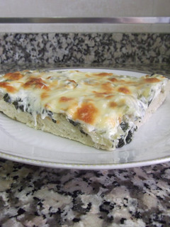 Foto principal de Pizza de alcachofas, espinacas y queso