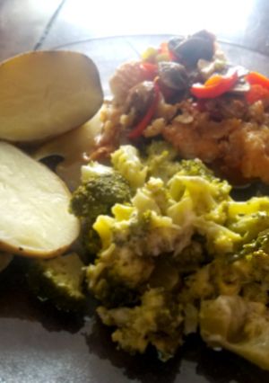 Una foto de Filete de pescado con champiñones, papa cocida y brócoli
