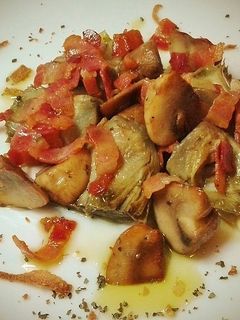 Una foto de Salteado de alcachofas, champiñones y panceta