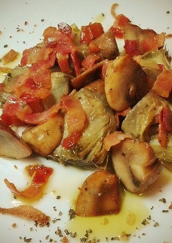 Una foto de Salteado de alcachofas, champiñones y panceta