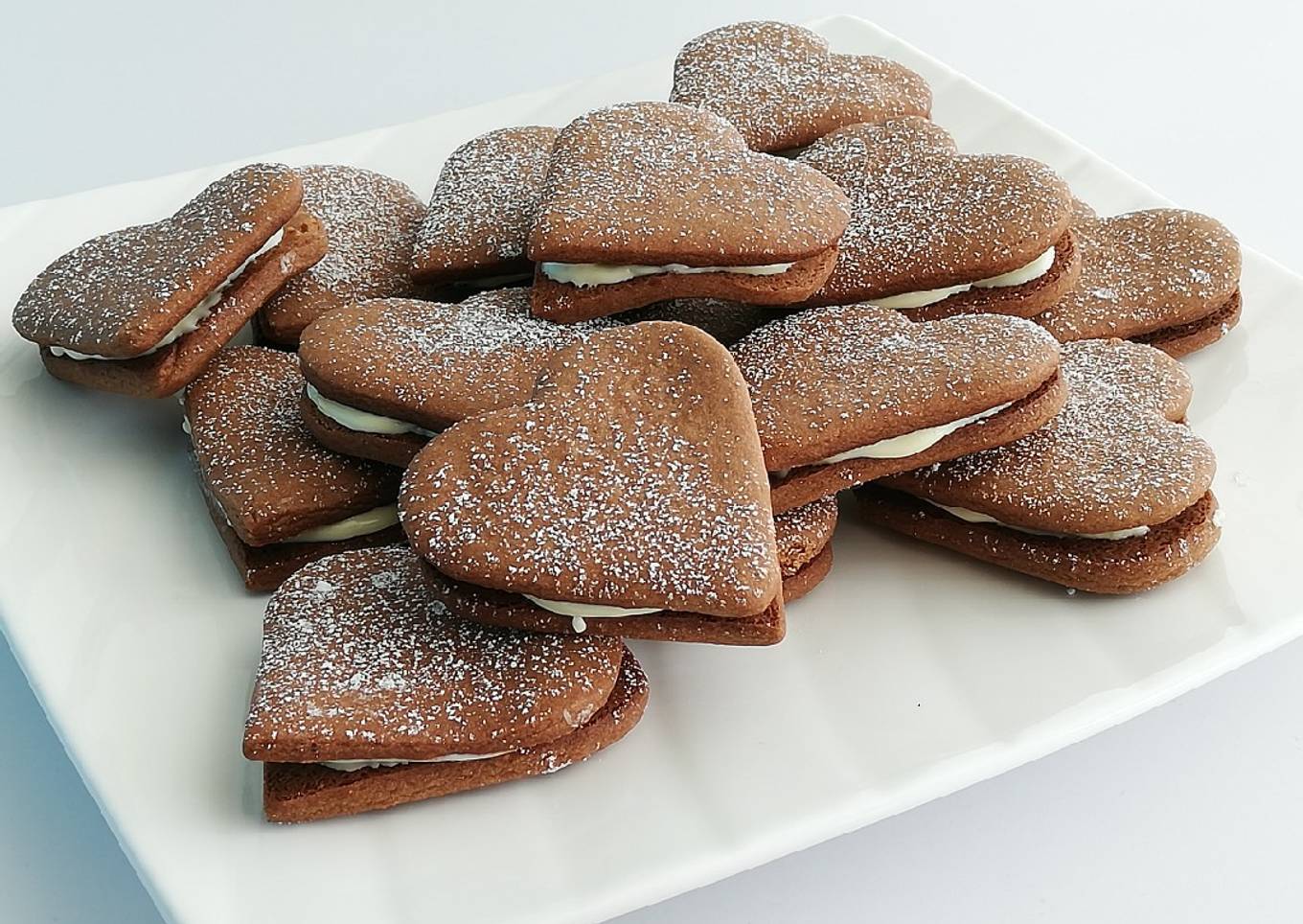 Biscuits coeur fourrés au chocolat blanc